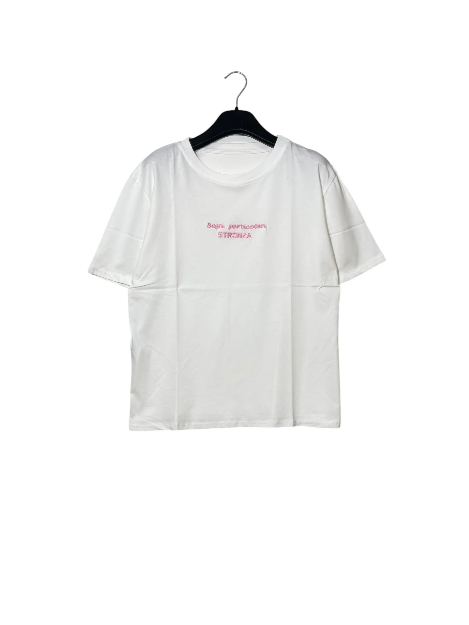 T-shirt media in puro cotone con scritta ricamata “Segni particolari STRONZA”